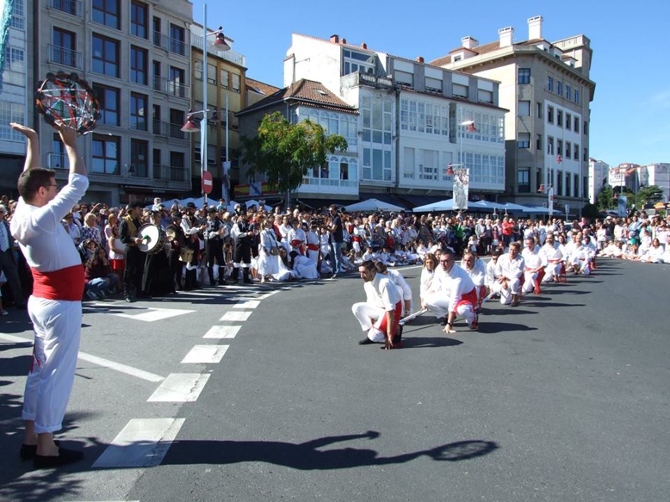 La ancestral Danza de Espadas de San Miguel llena de historia y devoción las calles de Marín
